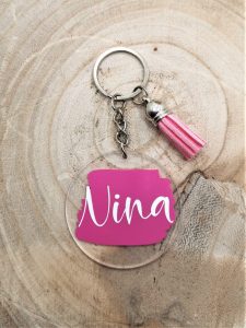 Gepersonaliseerde sleutelhanger met naam "Nina" - Fuchsia met wit