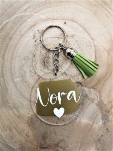 Gepersonaliseerde sleutelhanger met naam "Nora" - Goud met wit