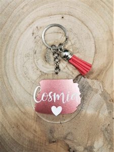 Gepersonaliseerde sleutelhanger met naam "Cosmia" - Metallic roze met wit