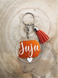 Gepersonaliseerde sleutelhanger met naam "Juju" - Shiny oranje met wit