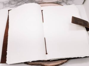 Handgemaakt lederen notitieboek met handgeschept papier
