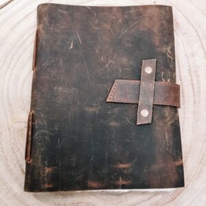 Handgemaakt lederen notitieboek met handgeschept papier