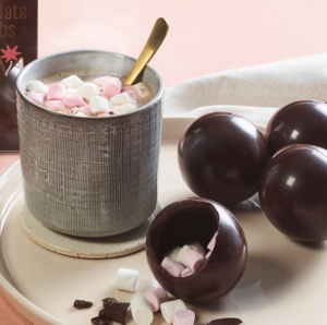 Chocolademelk pure chocolade bom met mini marshmallows